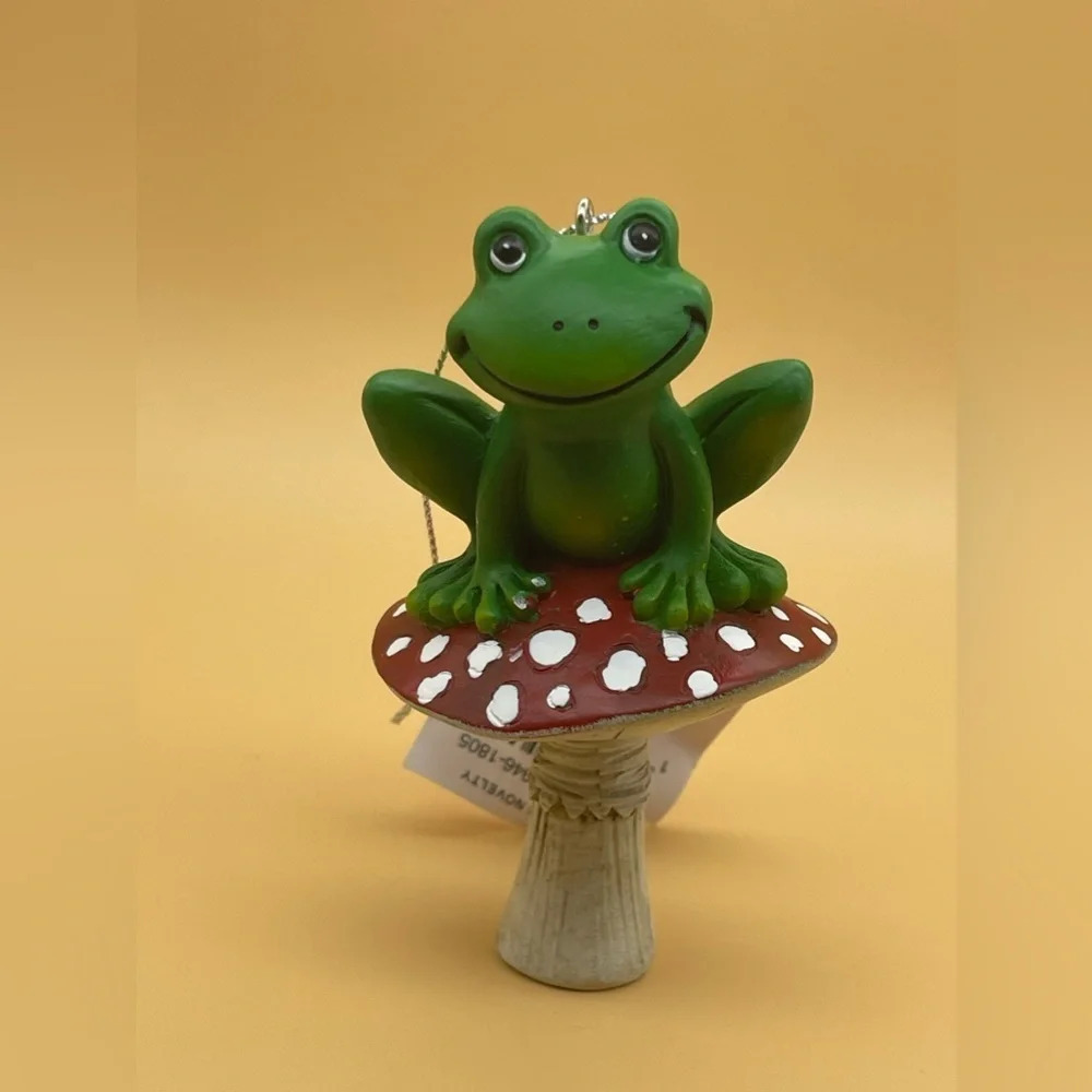Frog on Mushroom Ornament, NWT 🐸🍄